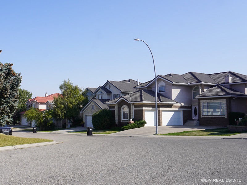 Hamptons-Calgary-Communiy Scene