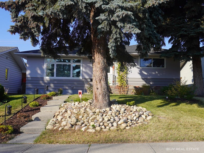 Kingsland-Calgary-Cozy Bungalow with Mature Trees