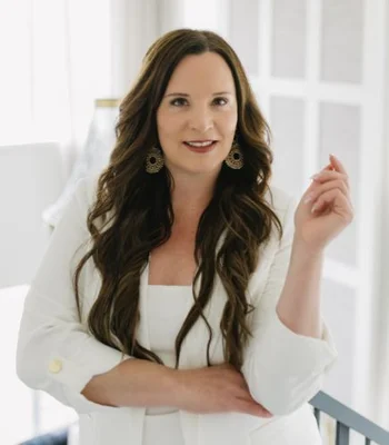 Portrait of Leanne Leuschen, REALTOR®, Associate.